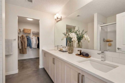 2411-33 Carringham Gate Nw, Calgary, AB - Indoor Photo Showing Bathroom