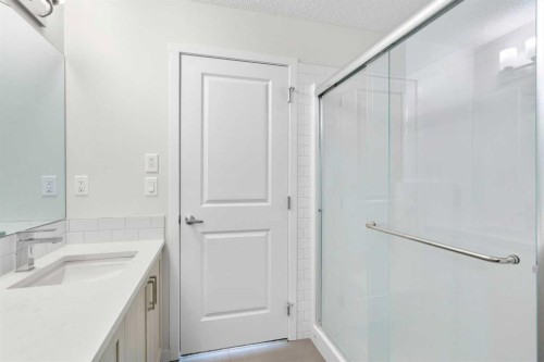 2411-33 Carringham Gate Nw, Calgary, AB - Indoor Photo Showing Bathroom