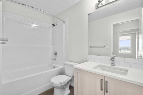 2411-33 Carringham Gate Nw, Calgary, AB - Indoor Photo Showing Bathroom