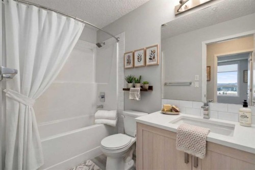 2411-33 Carringham Gate Nw, Calgary, AB - Indoor Photo Showing Bathroom