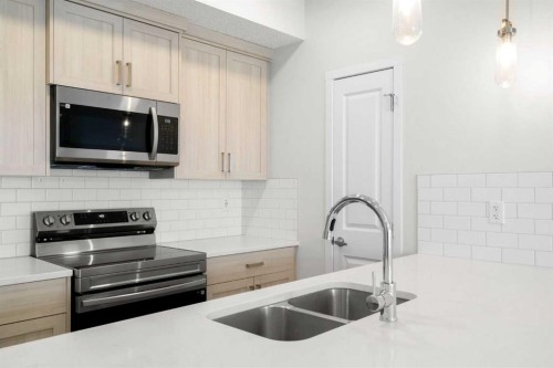2411-33 Carringham Gate Nw, Calgary, AB - Indoor Photo Showing Kitchen With Double Sink With Upgraded Kitchen