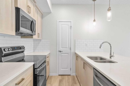 2411-33 Carringham Gate Nw, Calgary, AB - Indoor Photo Showing Kitchen With Stainless Steel Kitchen With Double Sink With Upgraded Kitchen