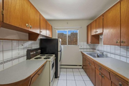 2428 14 Street Sw, Calgary, AB - Indoor Photo Showing Kitchen