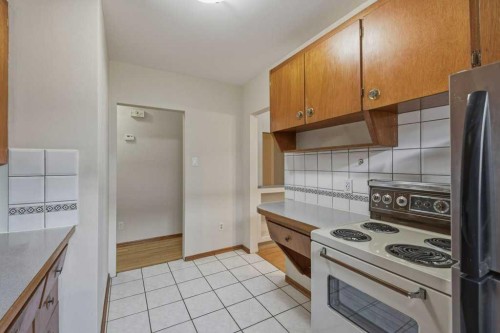 2428 14 Street Sw, Calgary, AB - Indoor Photo Showing Kitchen