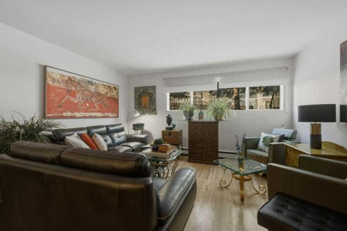 2428 14 Street Sw, Calgary, AB - Indoor Photo Showing Living Room