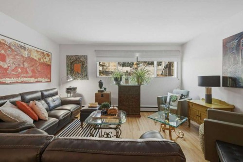 2428 14 Street Sw, Calgary, AB - Indoor Photo Showing Living Room