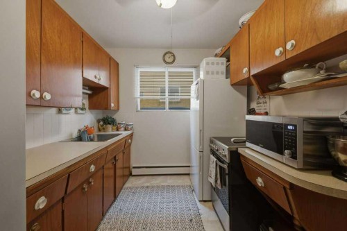 2428 14 Street Sw, Calgary, AB - Indoor Photo Showing Kitchen