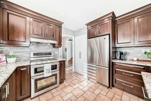 76 Riverside Way Se, Calgary, AB - Indoor Photo Showing Kitchen
