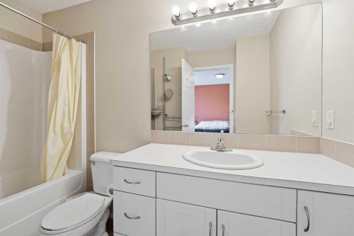 252 Saddlecrest Blvd Ne, Calgary, AB - Indoor Photo Showing Bathroom