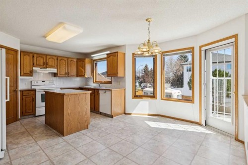 135 Sceptre Close Nw, Calgary, AB - Indoor Photo Showing Kitchen