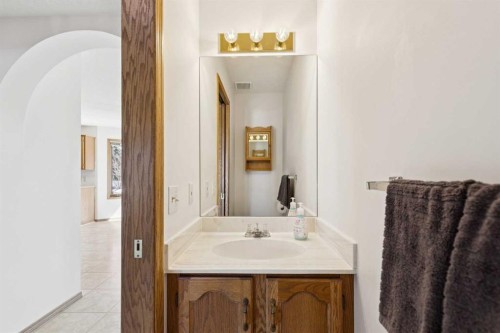 135 Sceptre Close Nw, Calgary, AB - Indoor Photo Showing Bathroom