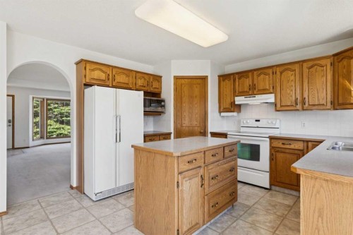 135 Sceptre Close Nw, Calgary, AB - Indoor Photo Showing Kitchen With Double Sink