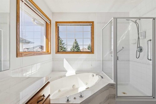 135 Sceptre Close Nw, Calgary, AB - Indoor Photo Showing Bathroom