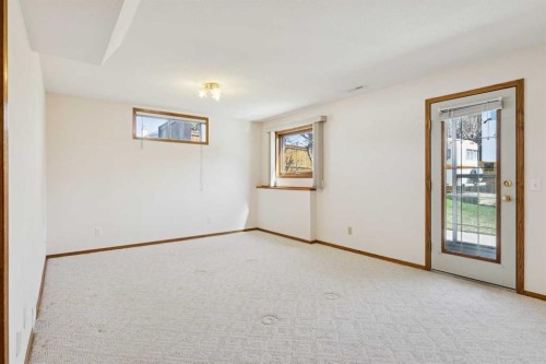 135 Sceptre Close Nw, Calgary, AB - Indoor Photo Showing Other Room