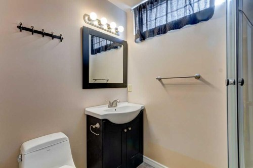 35 Penworth Place Se, Calgary, AB - Indoor Photo Showing Bathroom