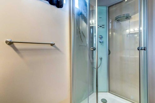 35 Penworth Place Se, Calgary, AB - Indoor Photo Showing Bathroom