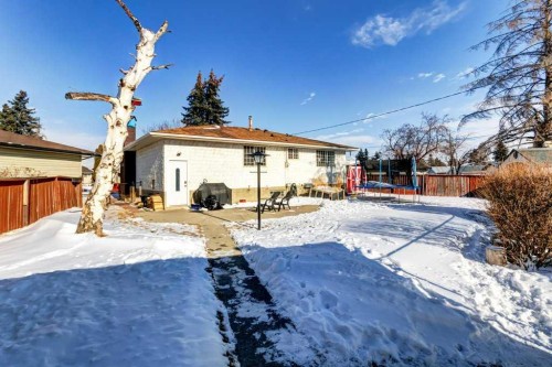35 Penworth Place Se, Calgary, AB - Outdoor