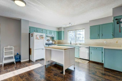 35 Penworth Place Se, Calgary, AB - Indoor Photo Showing Kitchen