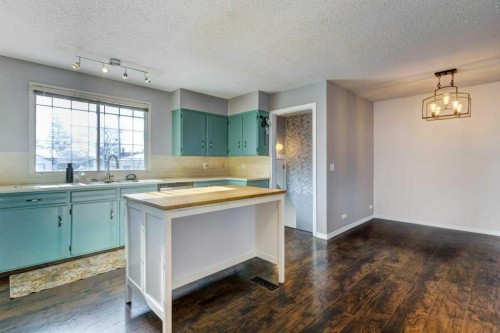 35 Penworth Place Se, Calgary, AB - Indoor Photo Showing Kitchen