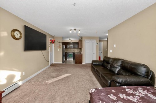 1303-6118 80 Avenue Ne, Calgary, AB - Indoor Photo Showing Living Room