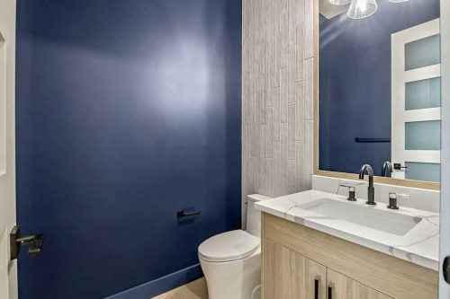 712 Bridge Crescent Ne, Calgary, AB - Indoor Photo Showing Bathroom