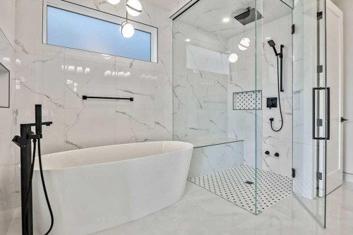 712 Bridge Crescent Ne, Calgary, AB - Indoor Photo Showing Bathroom