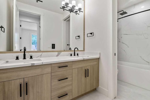 712 Bridge Crescent Ne, Calgary, AB - Indoor Photo Showing Bathroom