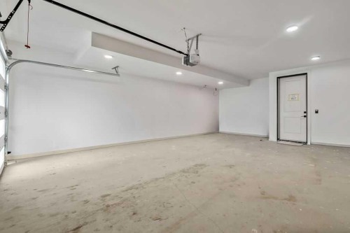 712 Bridge Crescent Ne, Calgary, AB - Indoor Photo Showing Garage