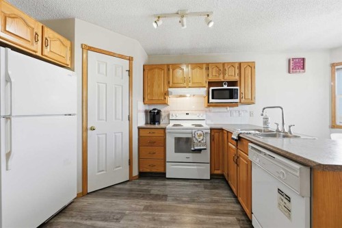63 Anaheim Crescent Ne, Calgary, AB - Indoor Photo Showing Kitchen