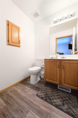 63 Anaheim Crescent Ne, Calgary, AB - Indoor Photo Showing Bathroom