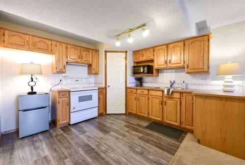 63 Anaheim Crescent Ne, Calgary, AB - Indoor Photo Showing Kitchen