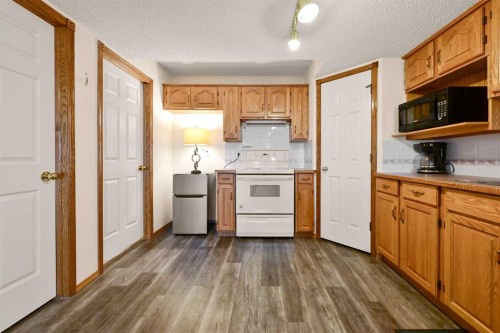 63 Anaheim Crescent Ne, Calgary, AB - Indoor Photo Showing Kitchen