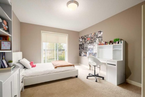 24 Aspen Meadows Green Sw, Calgary, AB - Indoor Photo Showing Bedroom
