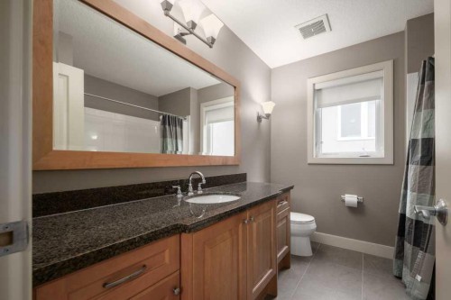 24 Aspen Meadows Green Sw, Calgary, AB - Indoor Photo Showing Bathroom