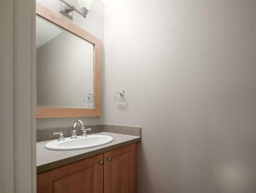 24 Aspen Meadows Green Sw, Calgary, AB - Indoor Photo Showing Bathroom