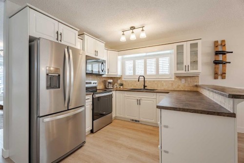 531 Deerpath Court Se, Calgary, AB - Indoor Photo Showing Kitchen