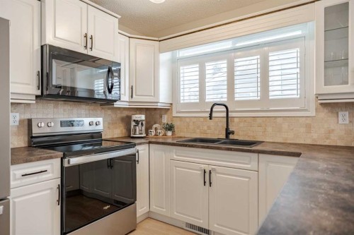 531 Deerpath Court Se, Calgary, AB - Indoor Photo Showing Kitchen With Double Sink