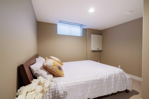 118 Tusslewood Heights Nw, Calgary, AB - Indoor Photo Showing Bedroom