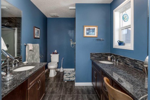 158 Fireside Bend, Cochrane, AB - Indoor Photo Showing Bathroom