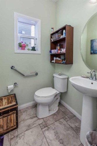 158 Fireside Bend, Cochrane, AB - Indoor Photo Showing Bathroom