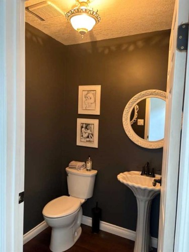 917 6 Avenue, Wainwright, AB - Indoor Photo Showing Bathroom