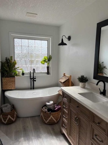 917 6 Avenue, Wainwright, AB - Indoor Photo Showing Bathroom