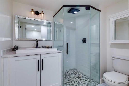 2126 18A Street Sw, Calgary, AB - Indoor Photo Showing Bathroom