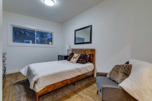 2126 18A Street Sw, Calgary, AB - Indoor Photo Showing Bedroom