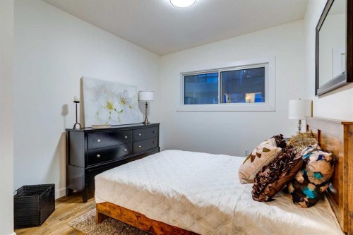 2126 18A Street Sw, Calgary, AB - Indoor Photo Showing Bedroom