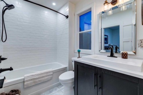 2126 18A Street Sw, Calgary, AB - Indoor Photo Showing Bathroom