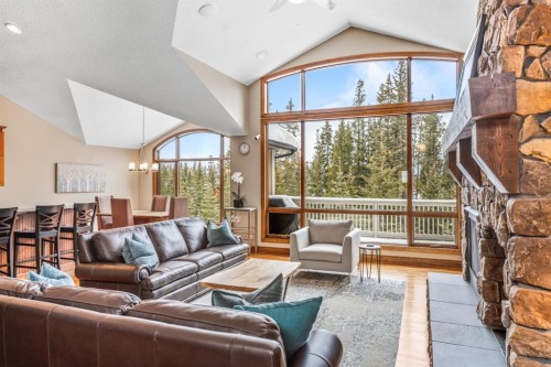 282 Miskow Close, Canmore, AB - Indoor Photo Showing Living Room