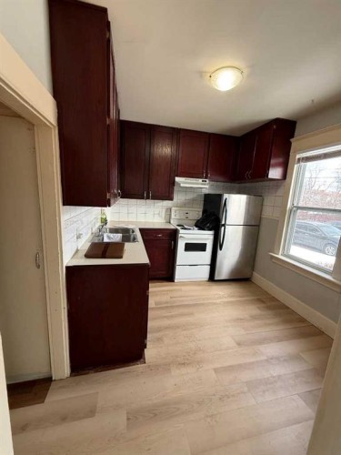 1311 1 Street Ne, Calgary, AB - Indoor Photo Showing Kitchen With Double Sink