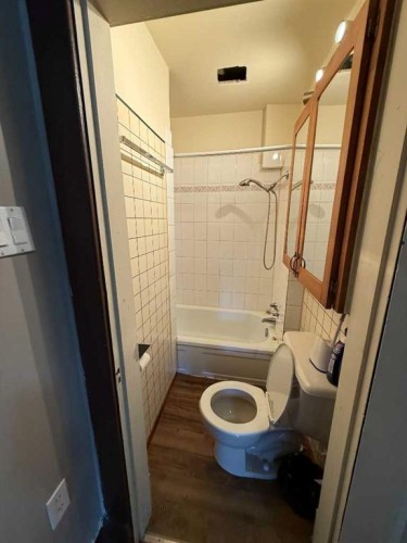 1311 1 Street Ne, Calgary, AB - Indoor Photo Showing Bathroom
