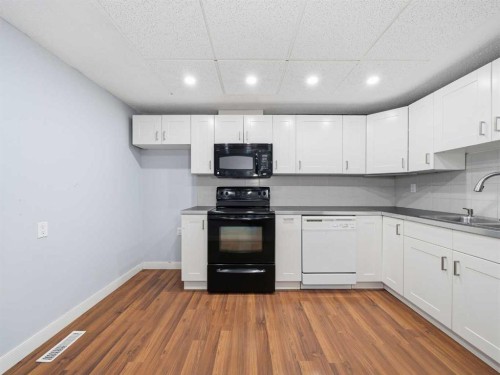 125-330 Canterbury Drive Sw, Calgary, AB - Indoor Photo Showing Kitchen